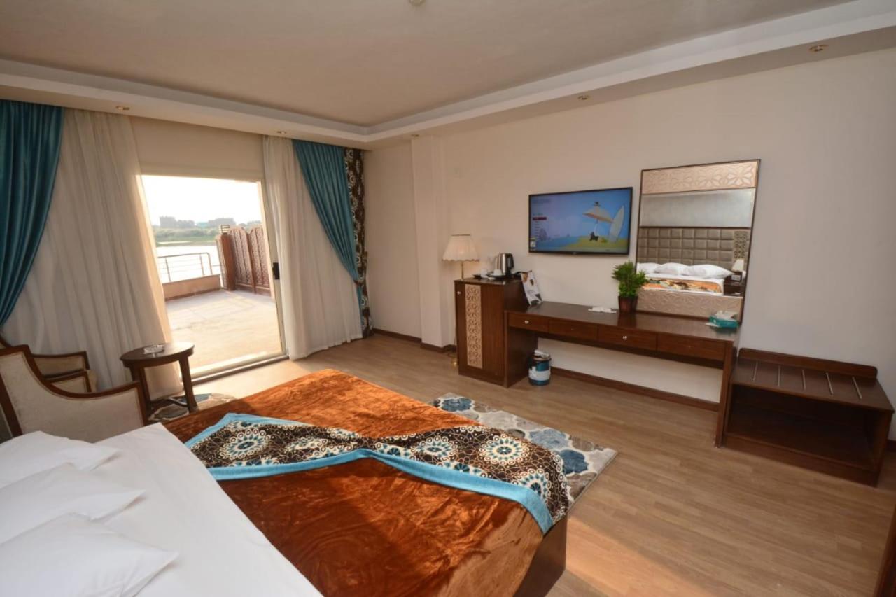 Nile Transport Hotel Ausim Extérieur photo